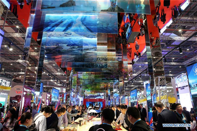 Exhibition center greets large number of visitors on 2nd day of CIIE