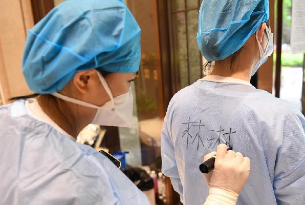 Volunteers deliver food, necessities for people under home quarantine in Guangzhou