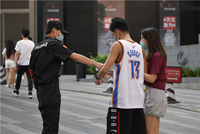 Community management relaxed, indoor venues to reopen in Guangzhou