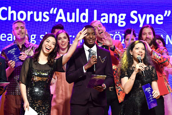 The cast chorused &lt;Auld Lang Syne&gt; to encourage the global fight against the pandemic