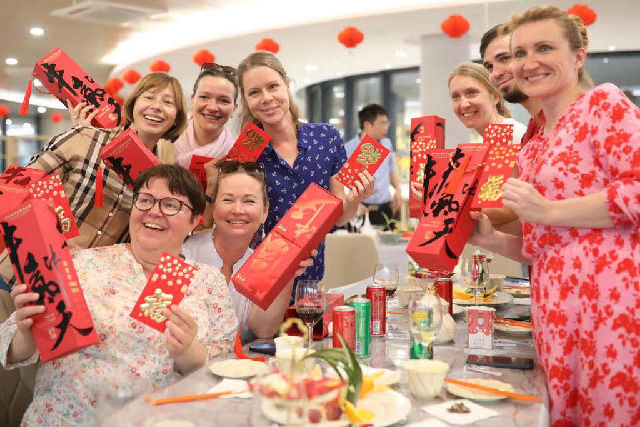 Foreign teachers, students stay put in Shenzhen for holiday