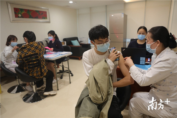 COVID-19 vaccination starts at 5 health centers in Shenzhen