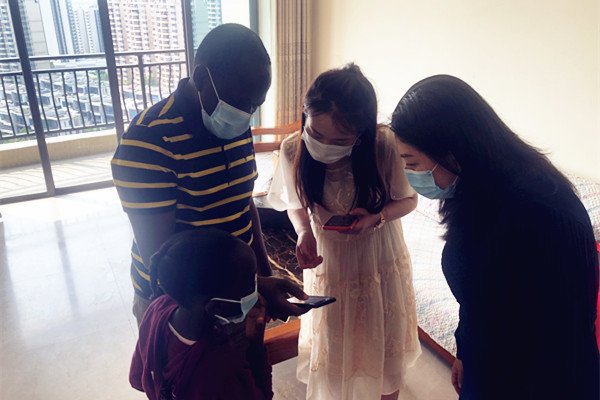 Nansha facilitates communication with expats on health services