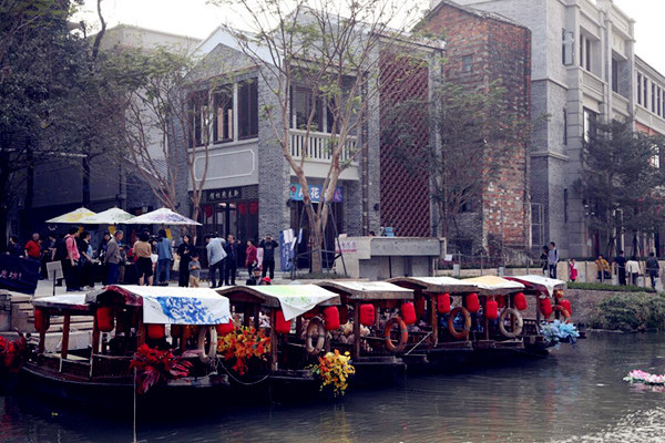 Guangzhou opens floating flower market in Liwan
