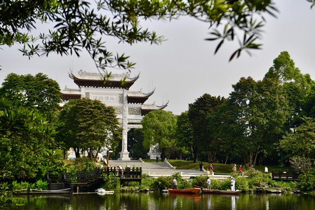 More scenic spots reopen to the public, waiving entry fee for medics