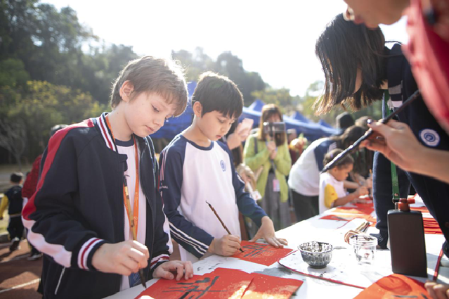 Foreign teachers and students enjoy the Chinese New Year holidays in Guangzhou
