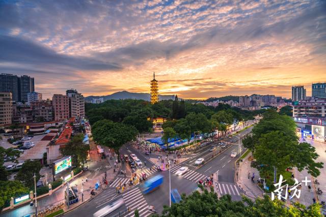 5月18日，日落时分霞光满天，深圳龙华公园内的龙峰塔亮灯美轮美奂。陈烁明 摄