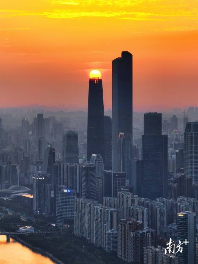 5月17日傍晚，广州晚霞漫天，落日与建筑同框。毕加思索 摄