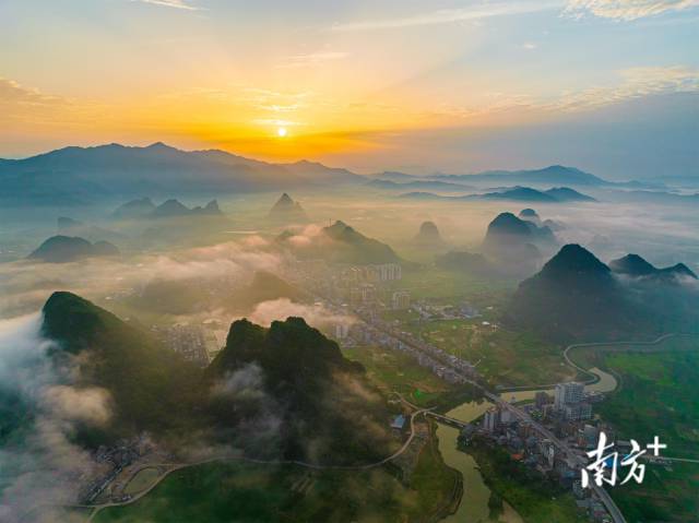 5月18日，清远英德市九龙镇，峰林日出、云雾弥漫。徐慧敏 摄