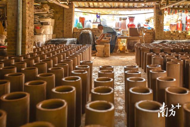 5月18日，阳江市阳春扶堤古窑，工棚里阳光明媚，工人正在制作烟囱。刘正亮 摄