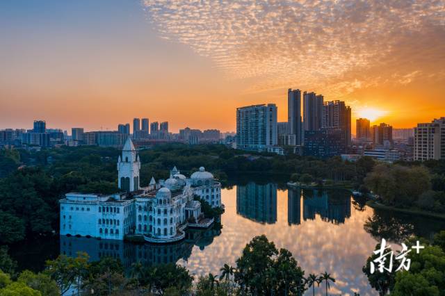 5月17日傍晚，广州流花湖迎来灿烂的火烧云日落美景。逸松 摄
