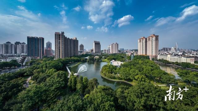 5月20日，中山岐江公园碧水蓝天，一片生机勃勃。梁嘉俊 摄