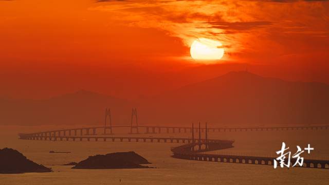 5月18日，珠海日出时刻，一轮红日从港珠澳大桥上空升起。瑞 摄