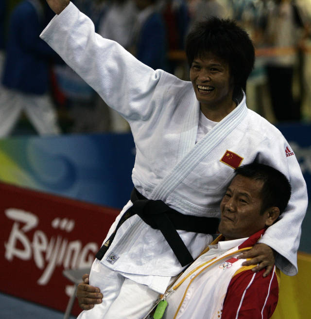 冼东妹北京卫冕，被教练扛上了肩。