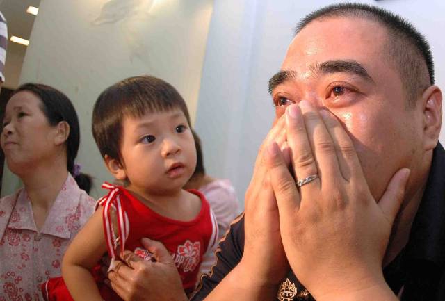 北京奥运会时，刘波和女儿慧慧在电视机前观看了比赛。