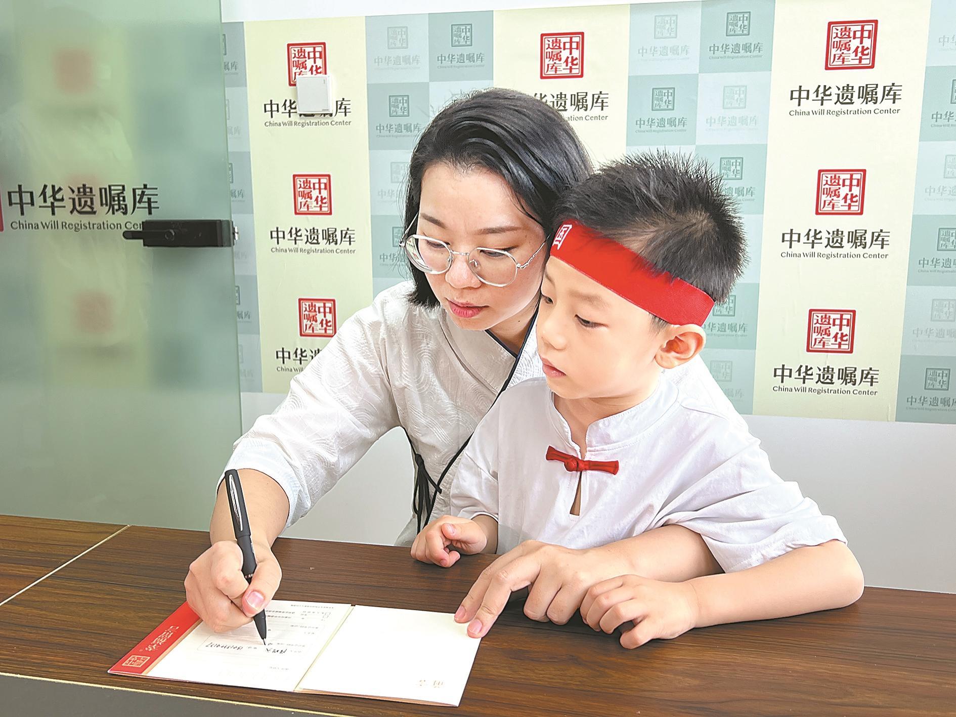市民参加活动，书写“幸福留言卡”