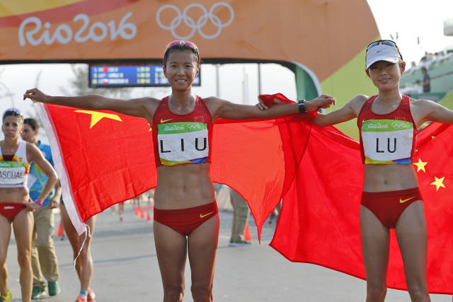 刘虹（左）在里约奥运会上夺得女子20公里竞走金牌。