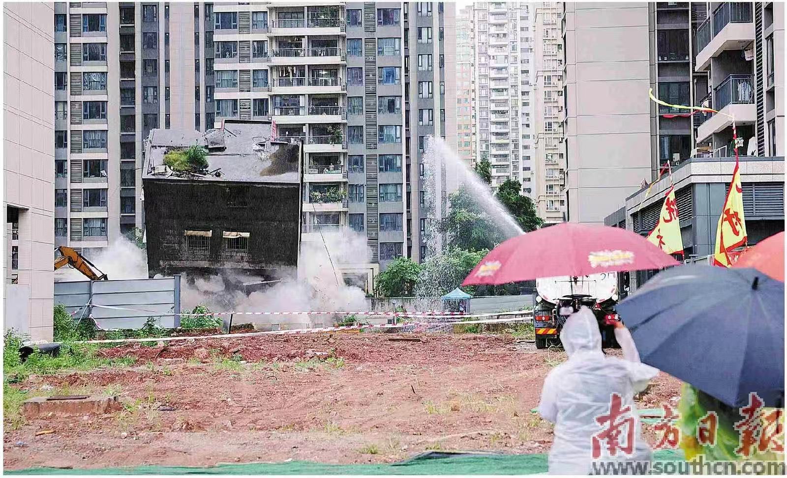 7月20日上午,广州天河冼村旧改项目中的最后两栋村屋被拆除。南方日报记者 吴伟洪 张由琼 摄
