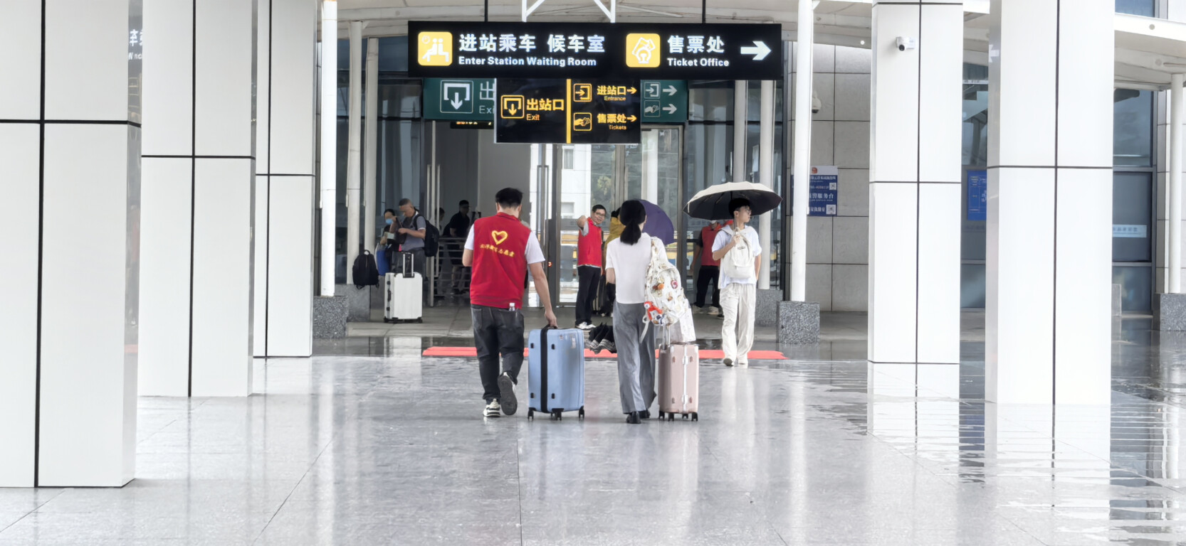 云浮东高铁站新设施启用 青年志愿者暖心护航出行