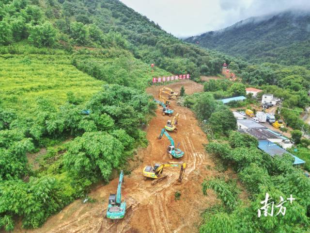 黄茅峡水库工程施工现场。峡水