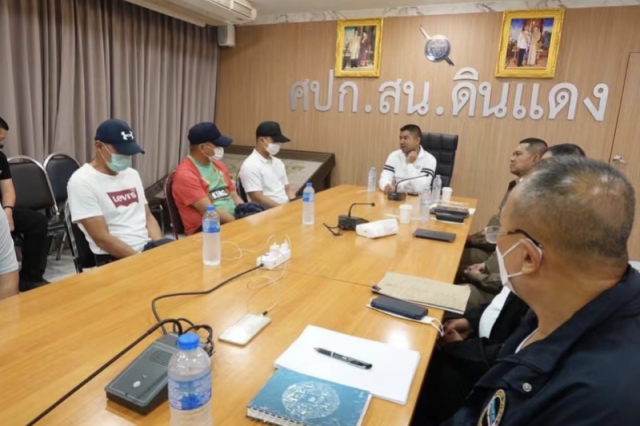 泰国警方审问3名嫌疑人。