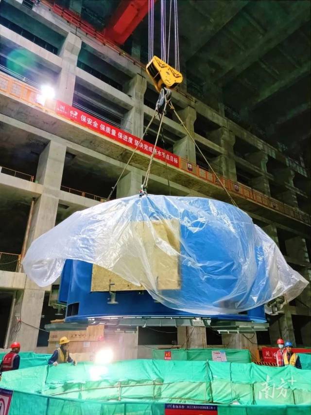 泵组零部件吊装中。 