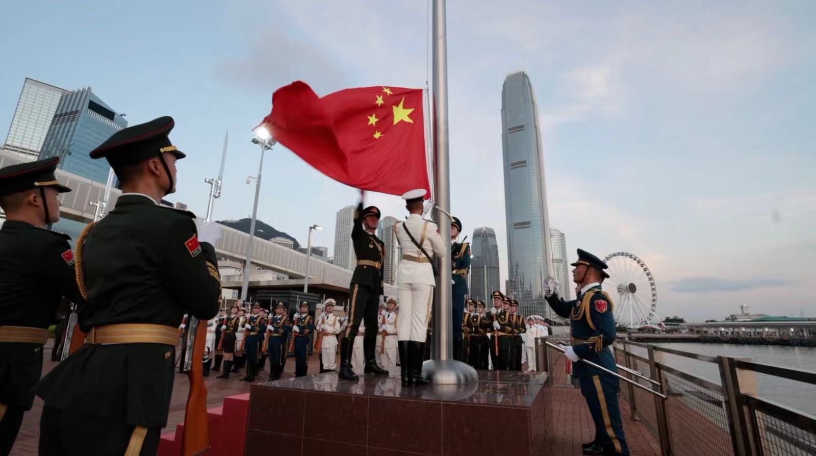 驻香港部队1日在中区军用码头举行升国旗仪式