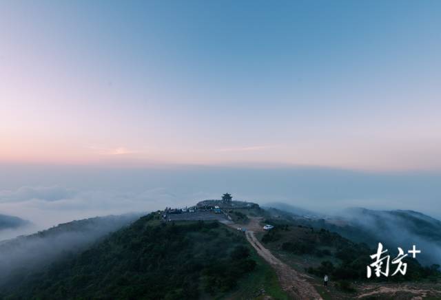 7月26日，日出时分，梅州丰顺八乡山鸿图嶂云雾缭绕，宛如仙境。林楚镇 摄 