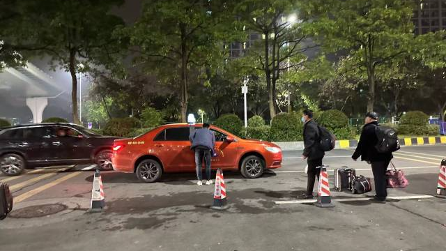 记者暗访广州南站周边黑车宰客：有司机当街“一口价”拉客，价格高出正常数倍