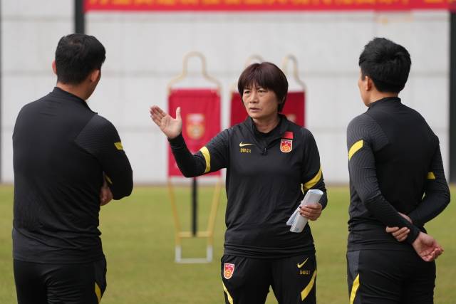 水庆霞在训练开始前召集团队成员。  