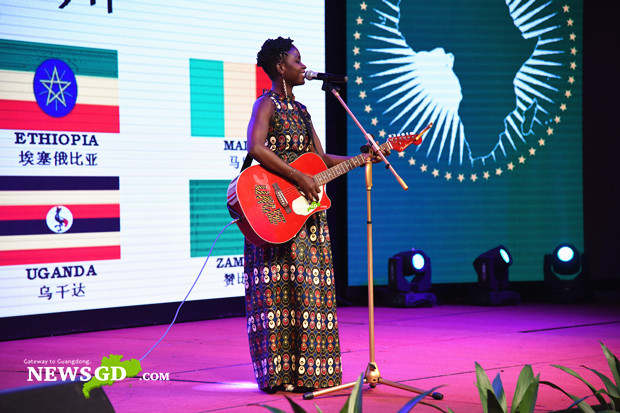 Tabou rendered the famous Chinese song 'Jasmine' on 2018 Africa Day, Guangzhou [Photo / Steven, Newsgd.com]