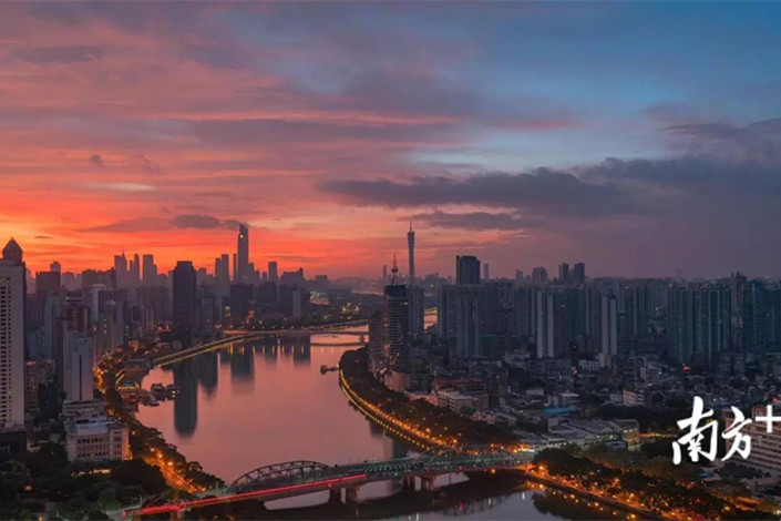 Colorful sunset glow hits Guangzhou