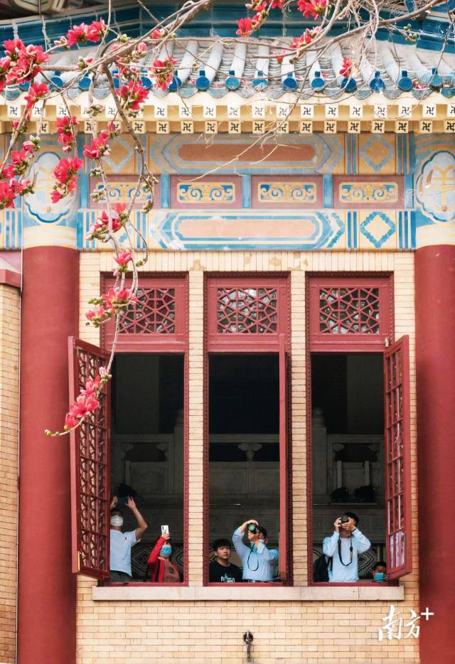 广州市越秀区中山纪念堂园区内木棉花盛开，吸引不少游客拍照打卡。