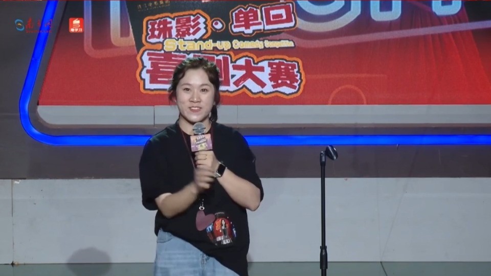 “不必低头看秤，请向前看世界”，请看大学中文老师的治愈式幽默丨单口喜剧，笑满国庆