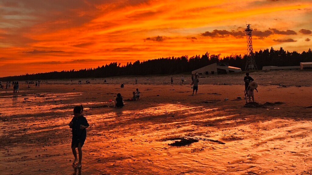 Spectacular sunset seen in Zhanjiang ahead of Typhoon Matmo's arrival