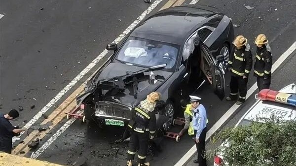 北京交警通报“车评人陈震开劳斯莱斯发生车祸”，本人回应