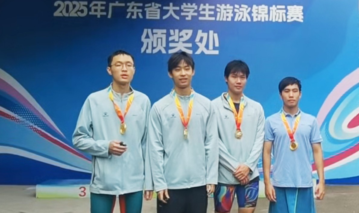图为男子甲组4×100米自由泳接力冠军。