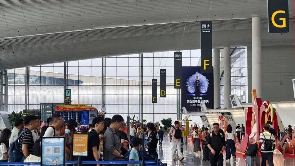 机场集团国庆中秋假期保障旅客236.88万人次，同比增长4.42%