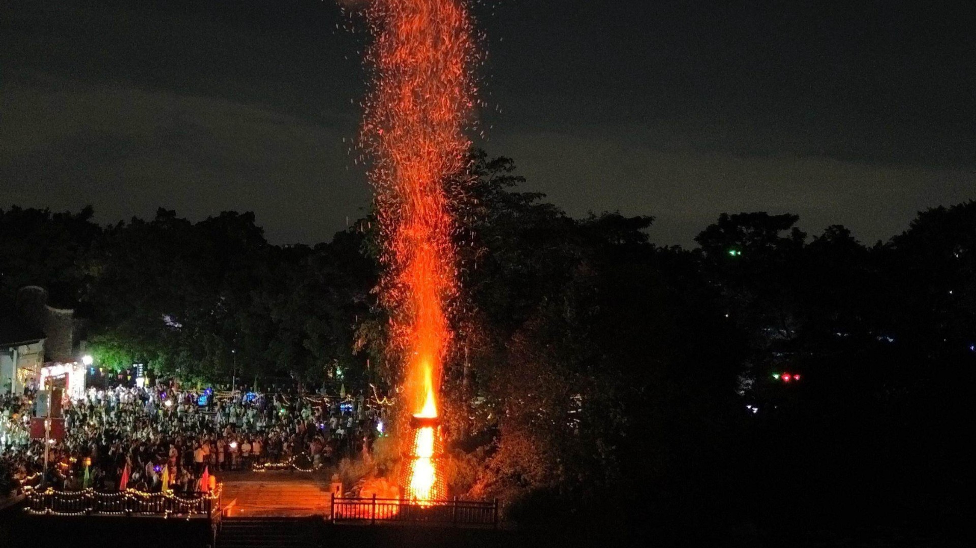 Video | Millennium-old folk custom 'Hay Tower Burning Ritual' lights up Guangzhou