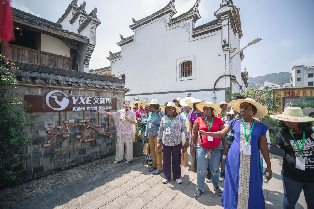 9月18日，参加能力建设研修班的中非共和国妇女官员，在浙江省义乌市李祖村调研。（受访者供图）