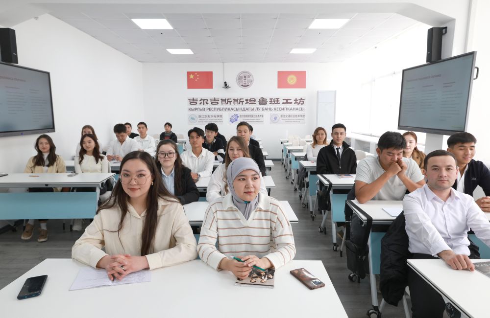 　　2024年10月26日，学生们在吉尔吉斯斯坦首都比什凯克的吉国立技术大学鲁班工坊智慧教室内上课。新华社发（罗曼摄）