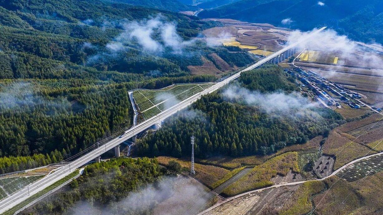 即日起，全国铁路将实施新的列车时刻表。请注