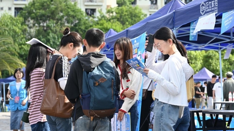 “金九银十”求职季，广东多地投放事业编制岗位｜在+求职