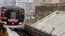 港铁国产新车“Q-train”今日起投入使用,市民兴奋“打卡” 港铁国产新车“Q-train”今日起投入使用,市民兴奋“打卡”