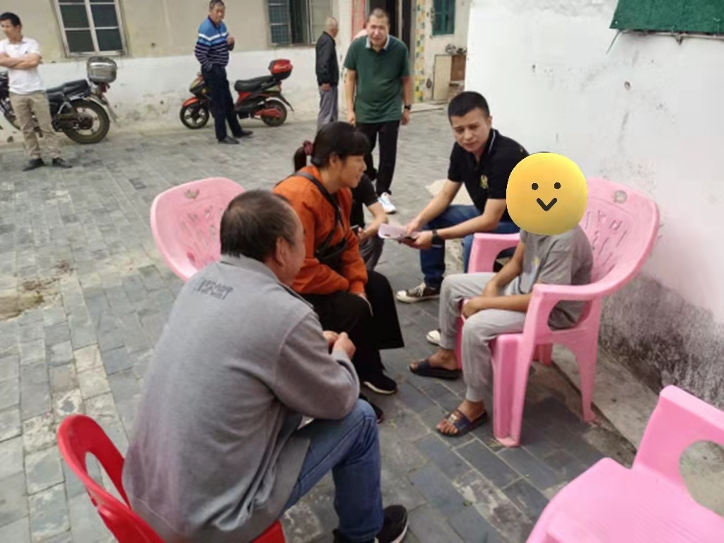 来自清远的爱心夫妇征求曾某诚的意见。（来源：四会市罗源镇人民政府）