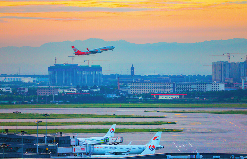 △中国西北地区的空中交通枢纽——陕西西安咸阳国际机场（资料图片）