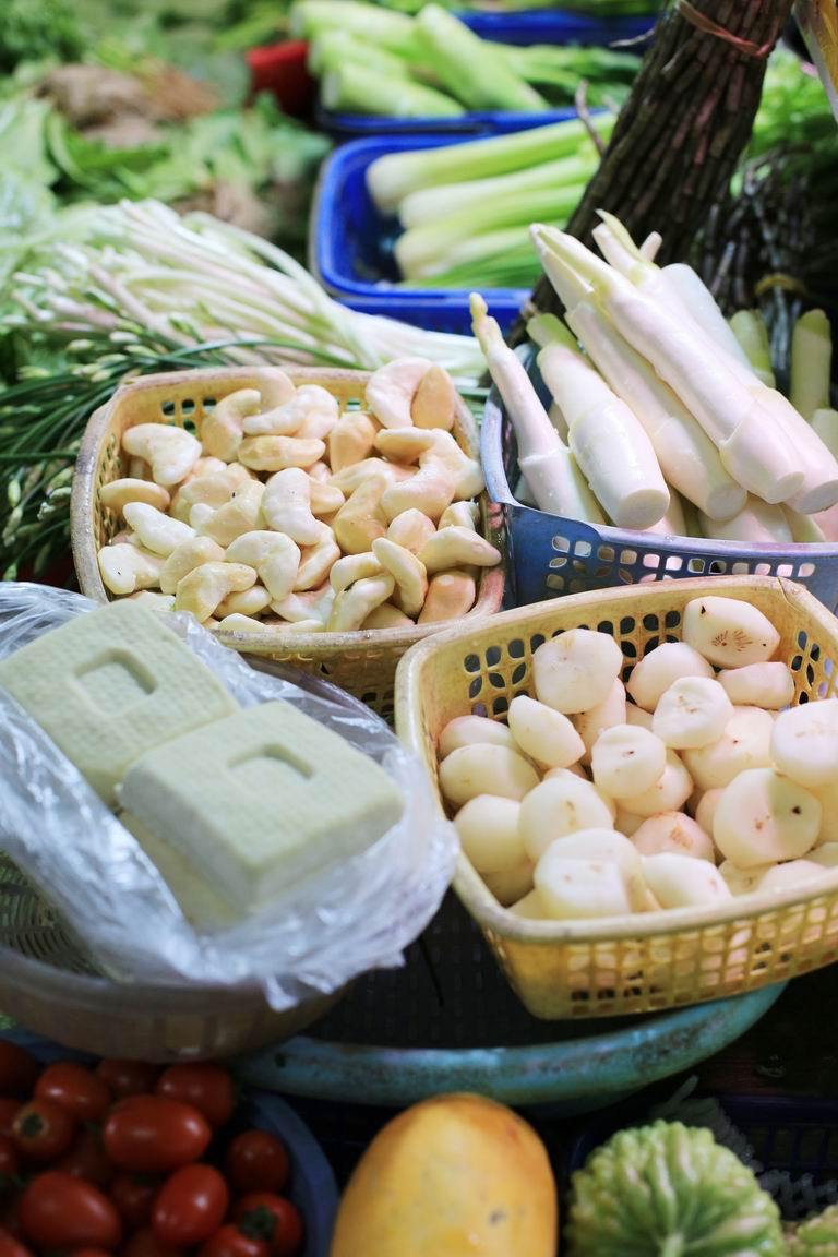 （在潮汕地区的农贸市场里一年四季都有丰富多样的新鲜果蔬供应。）