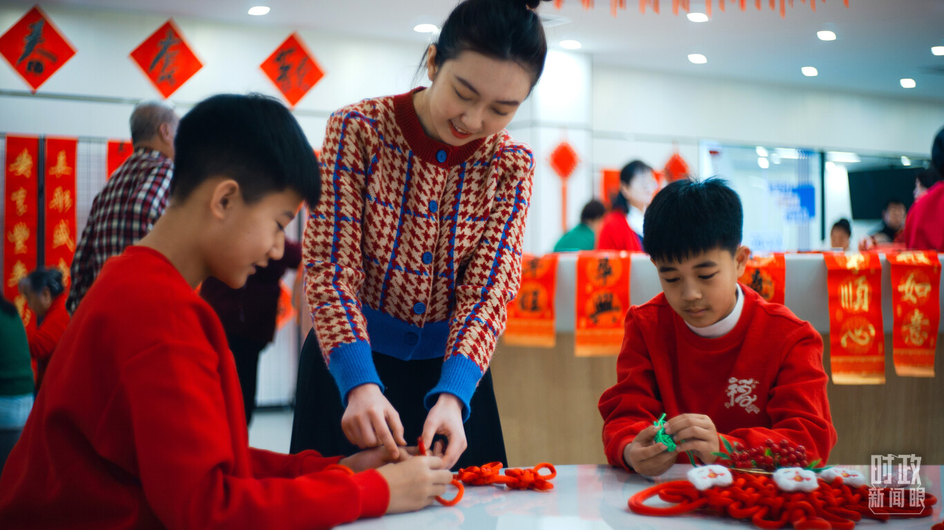 △长安社区党群服务中心内正在编中国结的居民。（总台央视记者彭汉明拍摄）