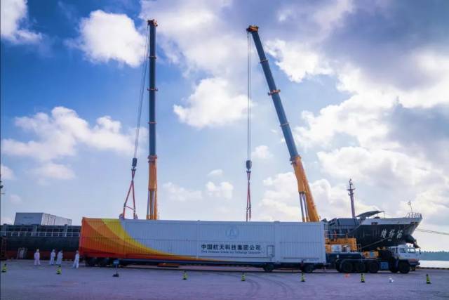 长征七号遥五运载火箭运抵文昌清澜港