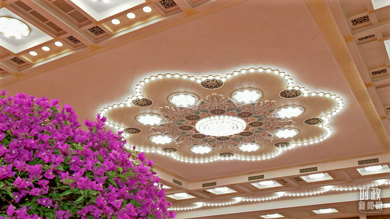 人民大会堂宴会厅，华灯璀璨、鲜花绽放。